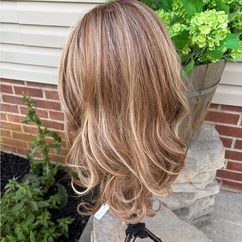 Belle Tress Arpels Hand-tied synthetic wig
Layered highlights Sunkissed Almond